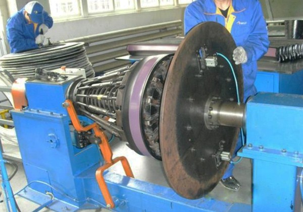 青島浩瀚機(jī)械 三角膠貼合機(jī)——輪胎制造好搭檔！